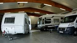 Ein trockener Platz für den Winter: in der Halle hats der Caravan gemütlich. 
