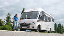 Carthago C-Tourer 145, Redakteurin, Asphalt, Bäume