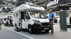 wohnmobil, außen, Teilintegriert, Messe, Mann 