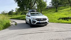 Dacia in der Kurve