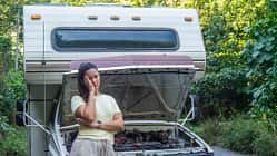 Frau, Wohnmobil, Alkoven, Motorhaube, Motorschaden Wohnmobil, Liegenbleiben, Motorschaden, Panne