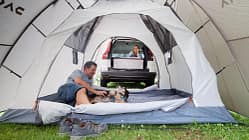 Dacia Jogger mit Campingbox Heckzelt innen