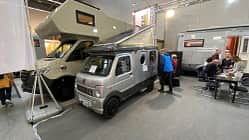 Wanner Silverdreams Mini (2025) auf der CMT Messebesucher betrachtet das Womo
