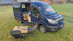 Vanlife, Campingtisch, Wiese, Campingbus