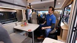 Dethleffs Globebus I6 Active (2025), Sitzgruppe, Mann