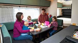 Dethleffs Camper 560 FMK (2025) Sitzgruppe  f