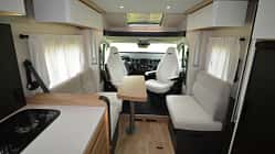 Pilote Pacific P740FGJ Teilintegriertes Wohnmobil Längssitzgruppe