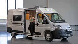 Forster Livin' Up Pro 599 (2026), Außenaufnahme, Frau, Campingbus, Halle