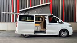 Aufstelldach-Camper, Außenaufnahme