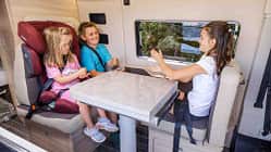 Sitzgruppe fahren, Campingbus, Familie