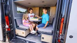 Sitzgruppe hinten, Campingbus, Familie