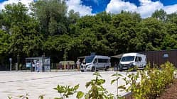 Stellplatz, Wohnmobile, Bäume, Kempten, blauer Himmel, Campingbus Stellplatz, Wohnmobile, Bäume