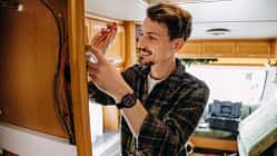 Reparatur Wohnmobil, schrauben, Mann, Möbel Reparatur Wohnmobil, schrauben, Mann, Möbel