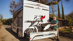 Außenaufnahme, Heck, Rollerträger