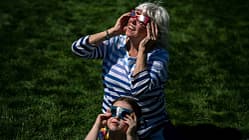 Sonnenfinsternis, Spanien, Brille, Menschen i_Sonnenfinsternis