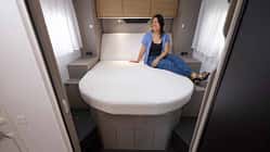 Queensbett, Loungstellung, unten, Frau Queensbett, Loungstellung, unten, Frau