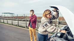 Frau repariert Wohnmobil