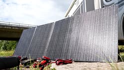 Solartaschen richtig aufstellen. Mit dieser Ausrichtung liefern mobile Solarpanel die meiste Energie. Solartaschen richtig aufstellen. Mit dieser Ausrichtung liefern mobile Solarpanel die meiste Energie.