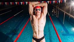 Mann mit Speedo und Badekappe