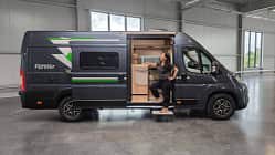Forster Vantasy V 636 EB (2027), Außenaufnahme, Aufbautür, Frau Forster Vantasy V 636 EB (2027), Außenaufnahme, Aufbautür, Frau