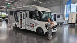 Außenaufnahme, Frau, Wohnmobil