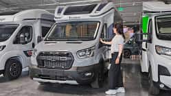 Fahrzeugfront, Außenaufnahme, Frau, Ford, Teilintegriertes Wohnmobil, sportlicher Look Fahrzeugfront, Außenaufnahme, Frau, Ford, Teilintegriertes Wohnmobil, sportlicher Look