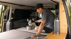 Innenraum, Campingbus, Liegefläche, Mann, Hund, Futternapf Space Camper, Classic+, Dog