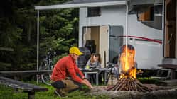 Wohnmobil, Lagerfeuer, familie, Brandgefahr, Mädchen, Mann Wohnmobil, Lagerfeuer, familie, Brandgefahr, Mädchen, Mann