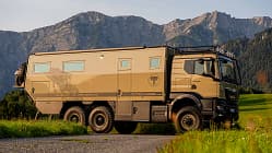 Außenaufnahme, Dreiachser, 10-Meter-Expeditionsmobil, Lkw-Chassis Außenansicht des ACTION MOBIL GLOBAL XRS 7400 LEOPARD, Dreiachser-Expeditionsmobil auf Lkw-Chassis, 10 Meter Länge