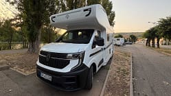 Ahorn Camp A 690 von außen auf einem Stellplatz