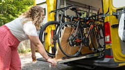 Rocket Bike (2027) Rocket Bike Heckauszug für Fahrräder von Person rausgezogen.
