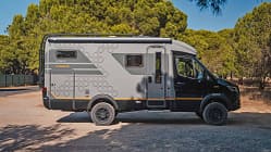 Seitansicht, außen, Teilintegrierter, Wohnmobil Hymer ML-T 570 CrossOver (2027): Seitansicht des teilintegrierten Wohnmobils in Tarmac Grey mit Native-Bamboo-Stilwelt. Robuste Optik für Straße und Gelände.