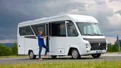 Reisemobil, Frankia Noctra Liner, Premiere, Außenaufnahme, Front, Tür f_Frankia_Noctra_Liner_Außen