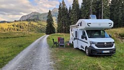 Familientest im Nirgendwo: Der Ahorn Camp A 690 auf fast 1500 m Höhe am Stellplatz an der Ober Mueshütten im Biosphärengebiet Entlebuch.