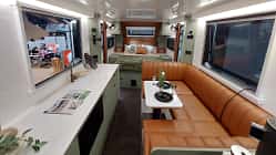 Wie eine Lounge auf Rädern: Cognac-Leder, keine Oberschränke, dafür Panoramafenster. Wie eine Lounge auf Rädern: Cognac-Leder, keine Oberschränke, dafür Panoramafenster.