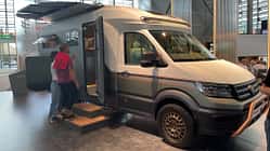 Der Dethleffs C.Core ist die Studie eines Wohnmobils der Zukunft mit Solarblume, die ausgefahren eine Markise ist und sich während der Fahrt in er Reling verstecxkt. Das Wohnmobil ist Autark und der Aufbau elektrisch. Der Dethleffs C.Core ist die Studie eines Wohnmobils der Zukunft mit Solarblume, die ausgefahren eine Markise ist und sich während der Fahrt in er Reling verstecxkt. Das Wohnmobil ist Autark und der Aufbau elektrisch.