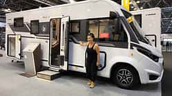 Außenansicht des Benimar Amphitryon A968 (2027) auf dem Caravan Salon 2026, Beifahrerseite mit Frau als Größenvergleich.
