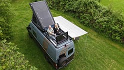 Sofa, Lounge, Dachterrasse, Solaranlage, Campervan, Campingbus, Flowcamper, Max Autark Grande, Max Autark Spezial Dachterrasse, Campingbus, zwei Menschen