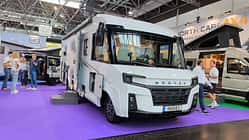 Außenaufehme, Front, Messe Düsseldorf, Vollintegriert, Außenaufnahme eines vollintegrierten Mooveo Reisemobils (INT-78 QBF Al-Ko) auf dem CARAVAN SALON Düsseldorf 2026. Moderne Front mit markantem Design und AL-KO-Chassis.