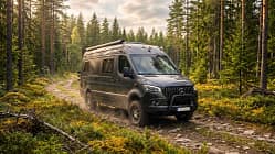 Noah Camper Platin Line, Campervan, Mercedes Benz Sprinter, Außenansicht, Wald, Natur, Front i_Noah_Camper_Platin_Außenansicht