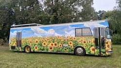 Skurile Karren bei Caraworld. Zum Flower-Power-Liner umgebauter Bus. Skurile Karren bei Caraworld. Zum Flower-Power-Liner umgebauter Bus.