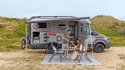 CampLife, TestTour, Reisemobil, Dänemark, Dethleffs Globebus Performance T16, Außenaufnahme, Seitenaufnahme, Markise, Campingplatz i_CampLife_TestTour_Dethleffs1