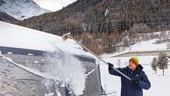 Wintercamping, Winter, Winterzelt, Schnee, Zeltdach, Besen f_Winterzelte_Schnee