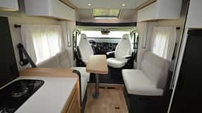 Pilote Pacific P740FGJ Teilintegriertes Wohnmobil Längssitzgruppe