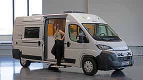 Forster Livin' Up Pro 599 (2026), Außenaufnahme, Frau, Campingbus, Halle