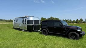 f_Airstream_684_Midnight_Flamingo_Außenansicht_2