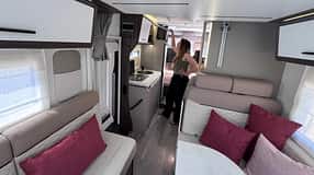 Benimar Tessoro 425 mit Stockbetten und Loungesitzgruppe, Küche