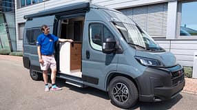 Seitenansicht Mensch, Campingbus, Bürstner