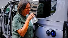 Tankreinigung, Diesel, Frau, riecht