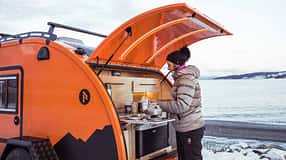 Frau, Caravan-Heck, Außenküche, Schnee, See